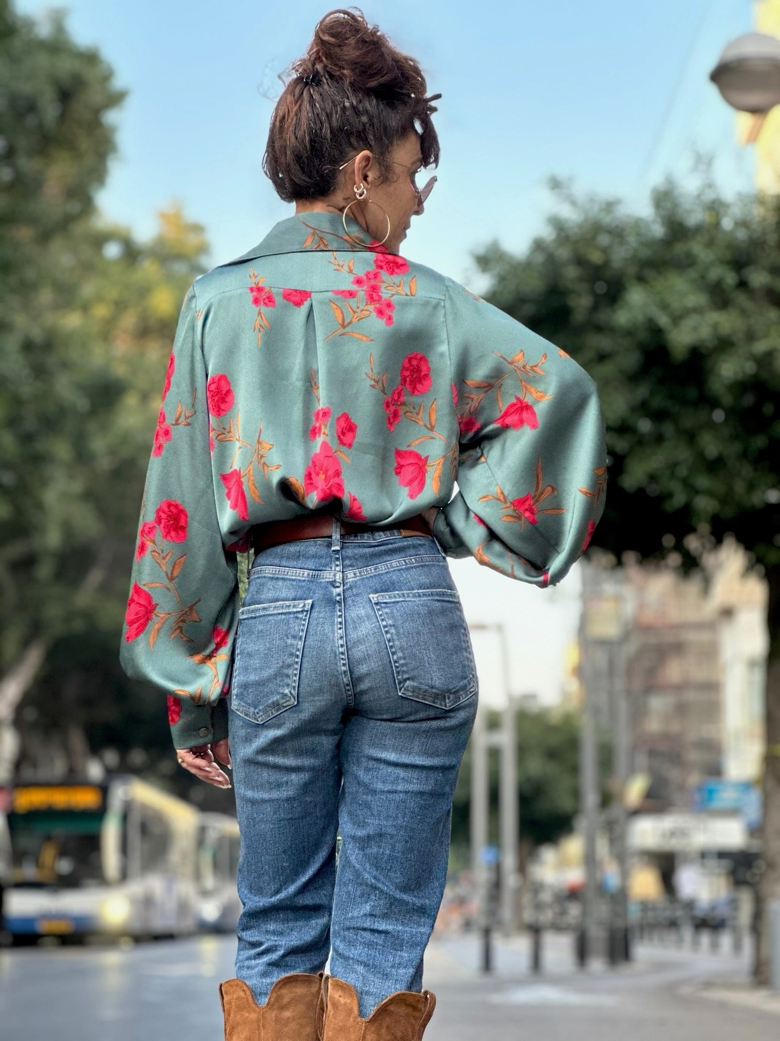 חולצת פריסיליה - טורקיז פרחים ורודים