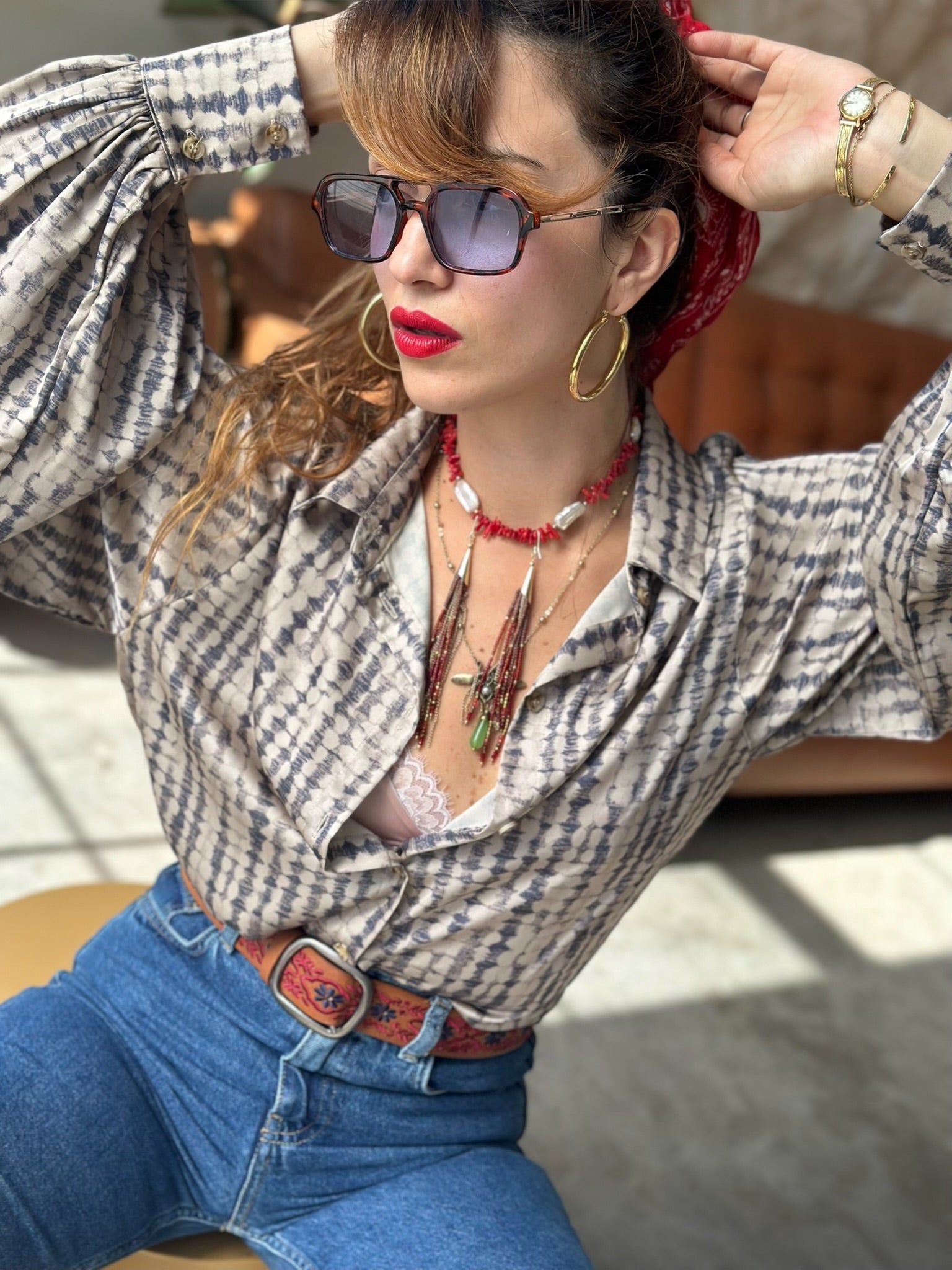 חולצת פריסיליה - שמנת אפור בטיק