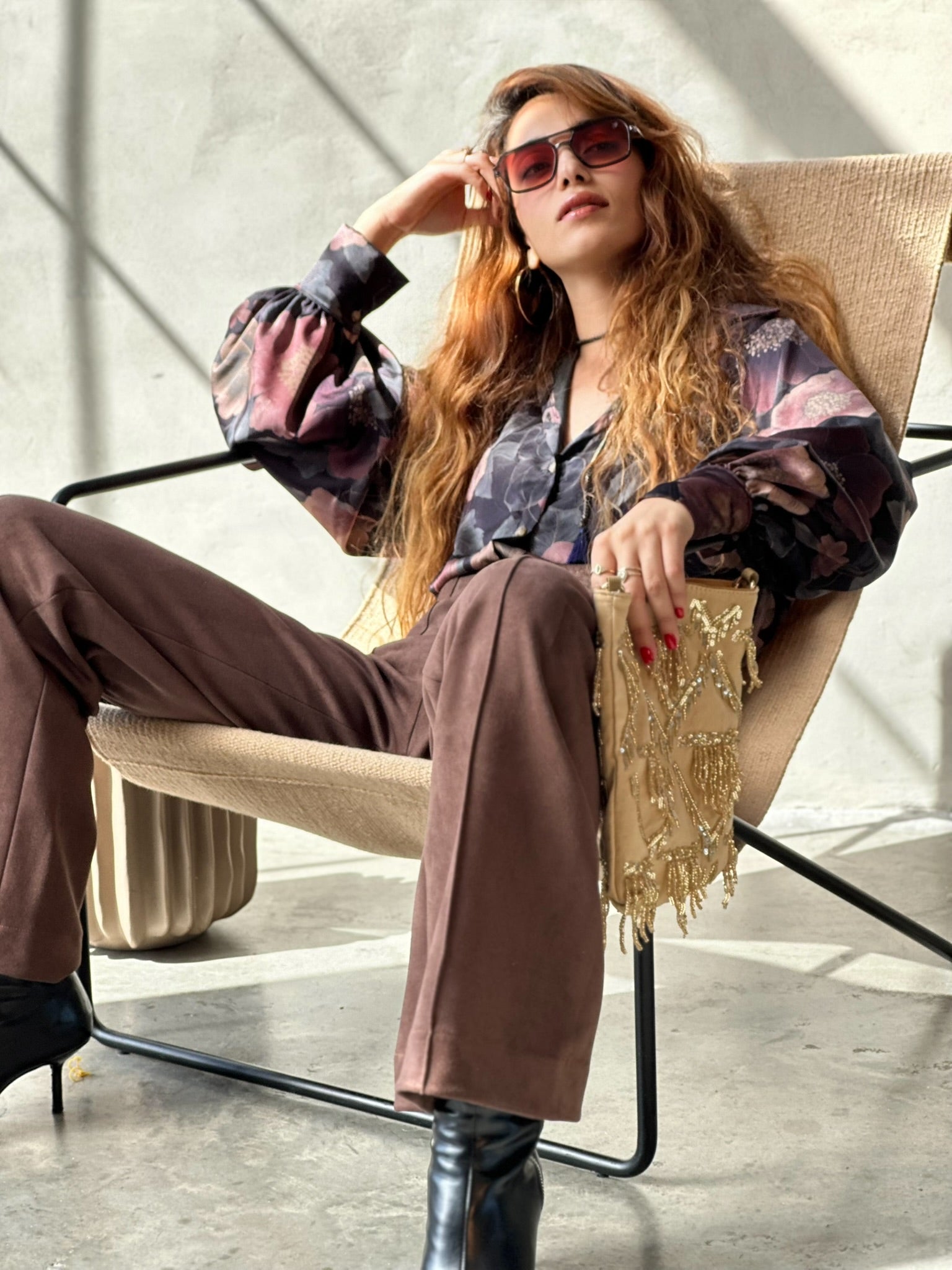 חולצת פריסיליה - שחור פרחים גדולים ורודים