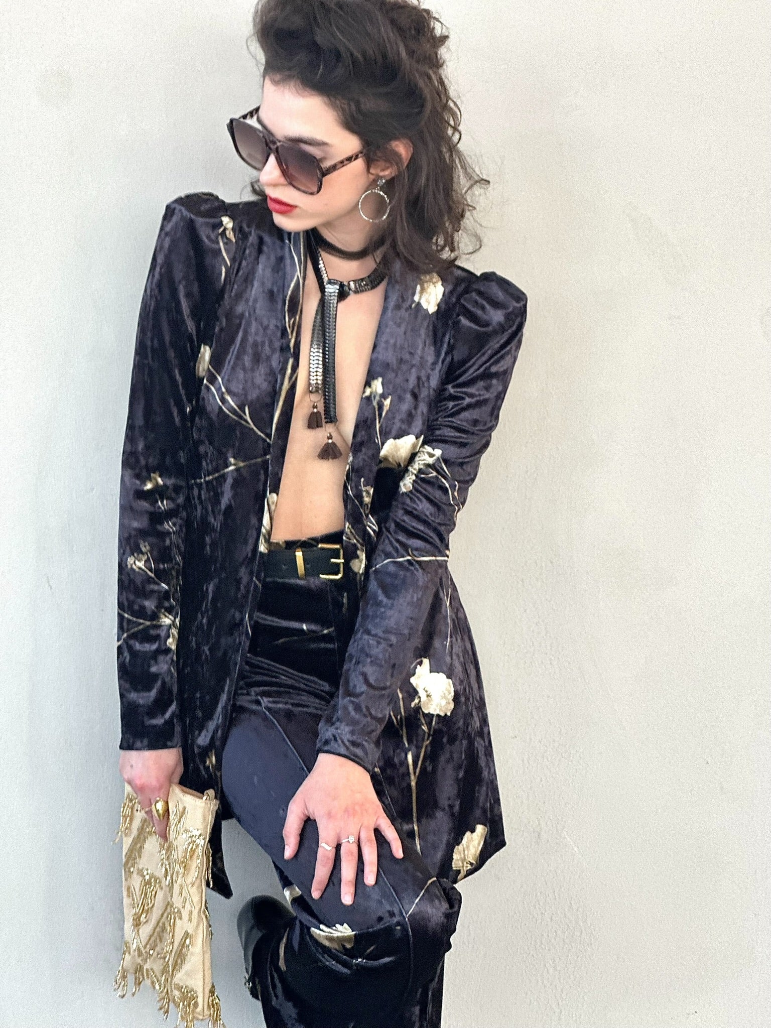 עליונית ברלין קטיפה - שחור כחלחל ופרחים שמנת