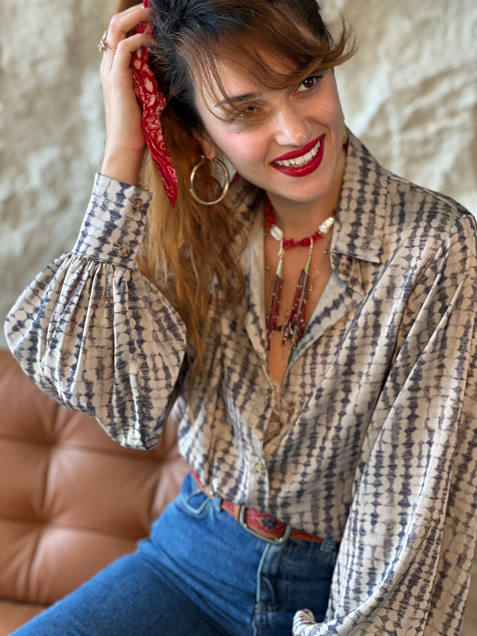 חולצת פריסיליה - שמנת אפור בטיק