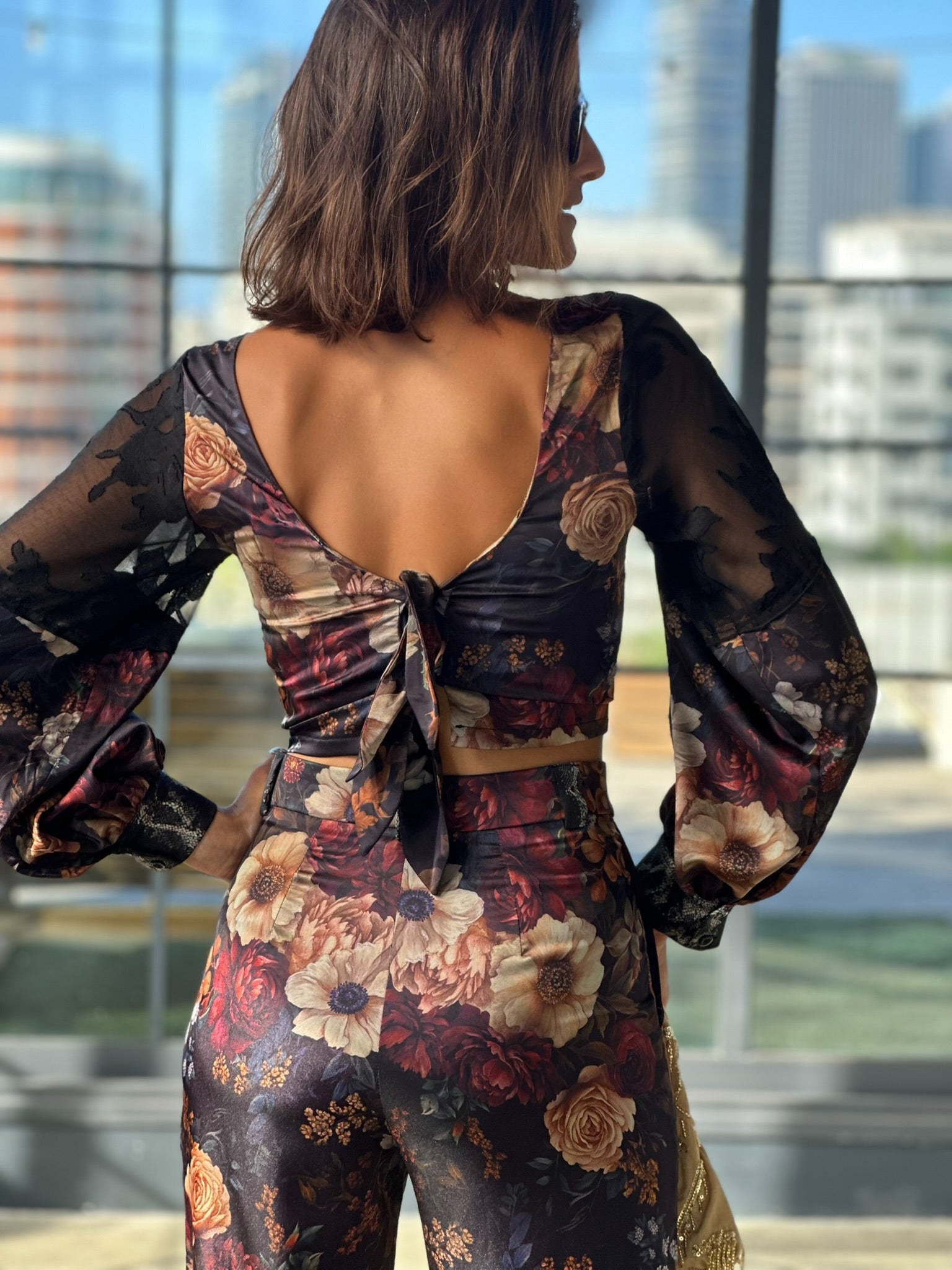 טופ ססילה - שחור פרחים ויקטוריאני