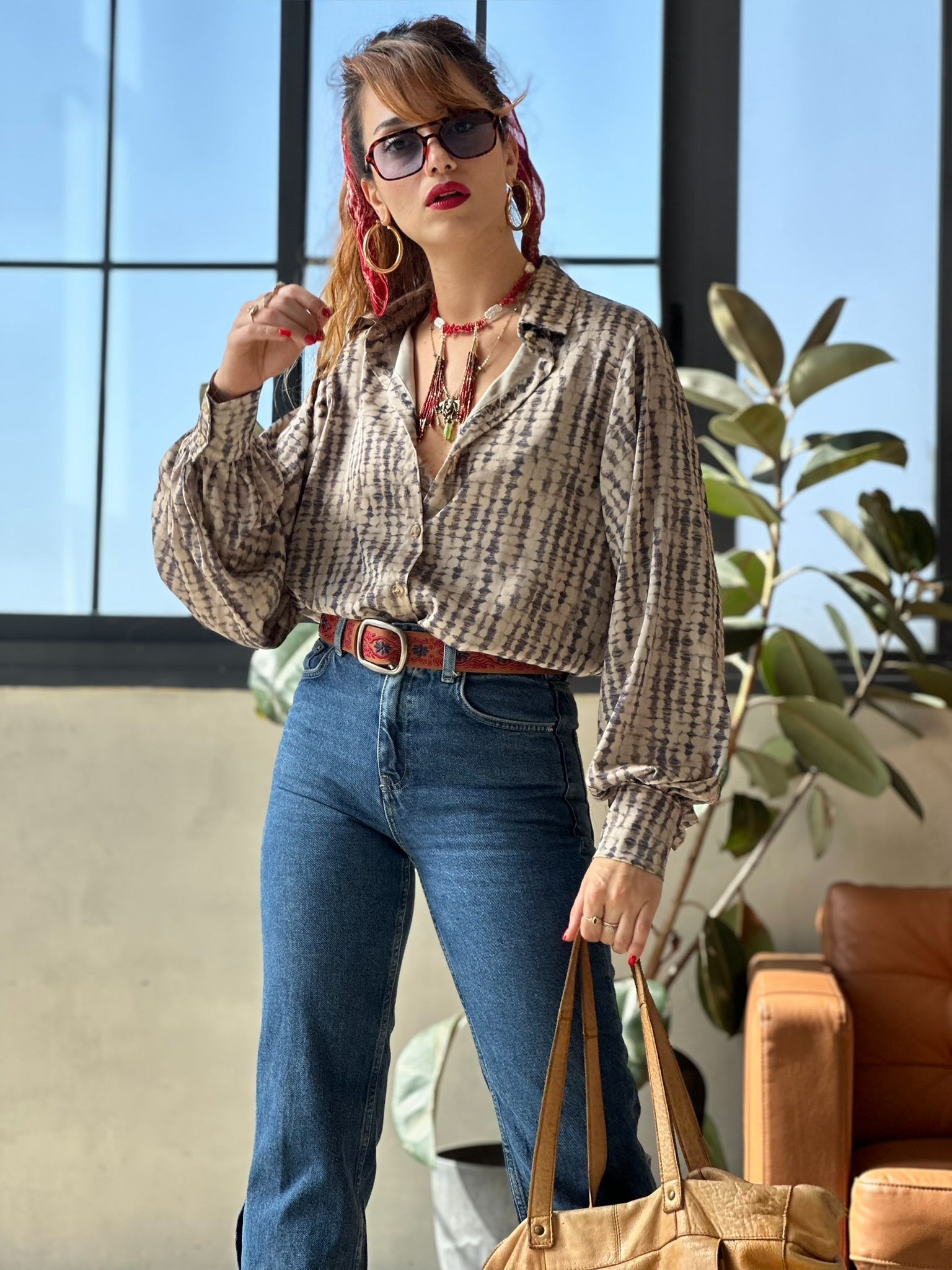 חולצת פריסיליה - שמנת אפור בטיק