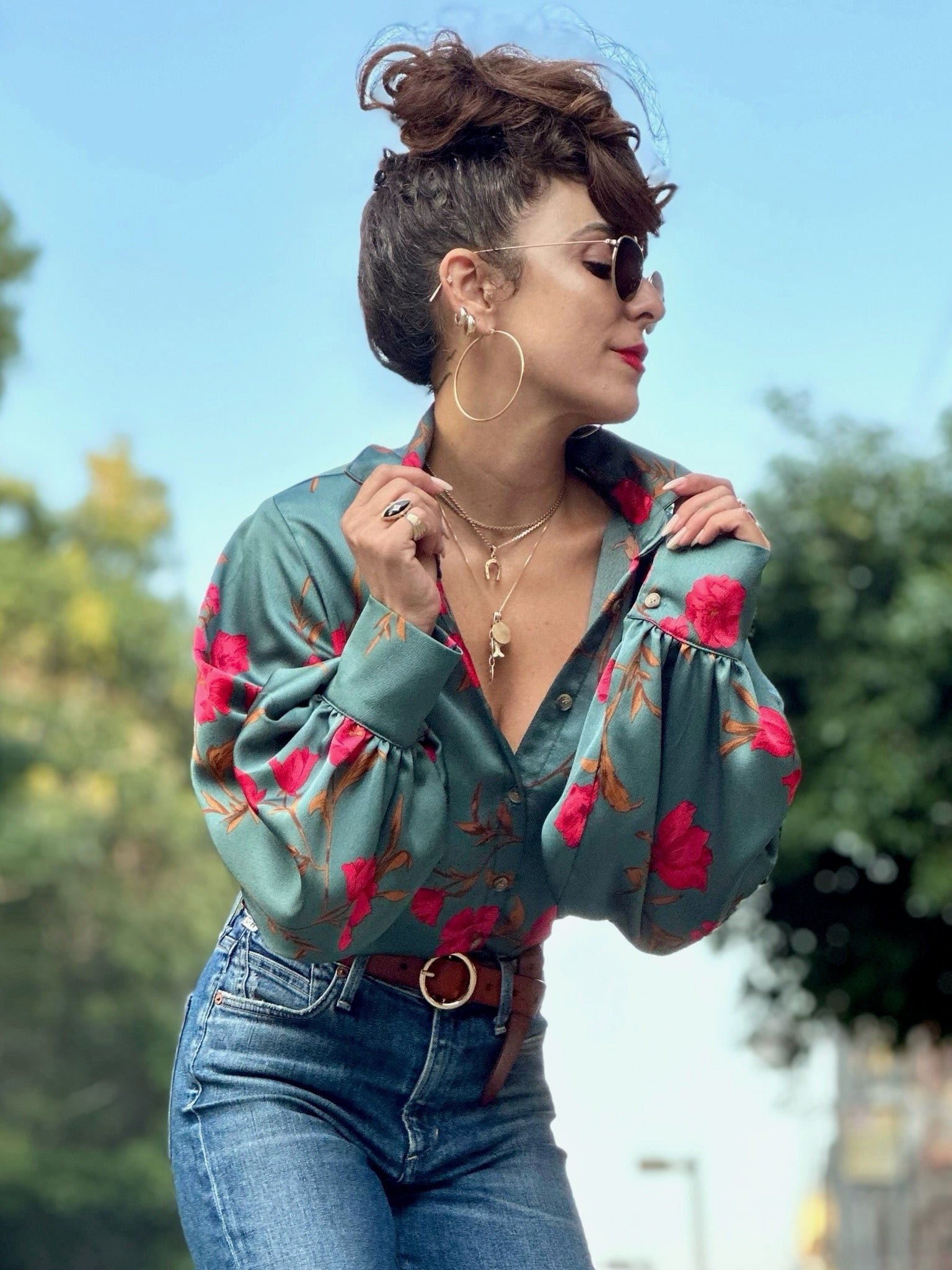 חולצת פריסיליה - טורקיז פרחים ורודים