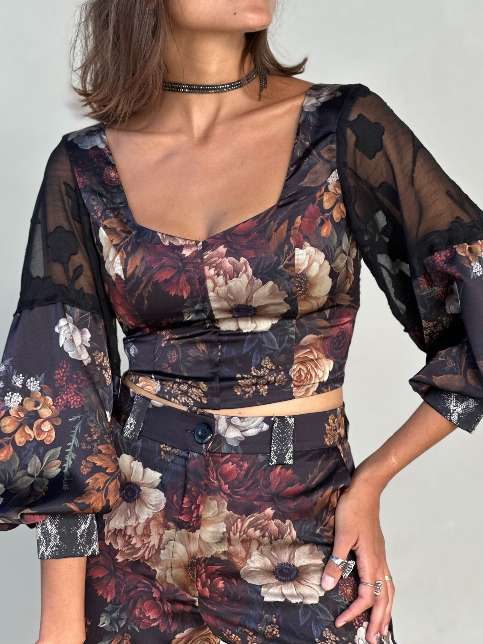 טופ ססילה - שחור פרחים ויקטוריאני