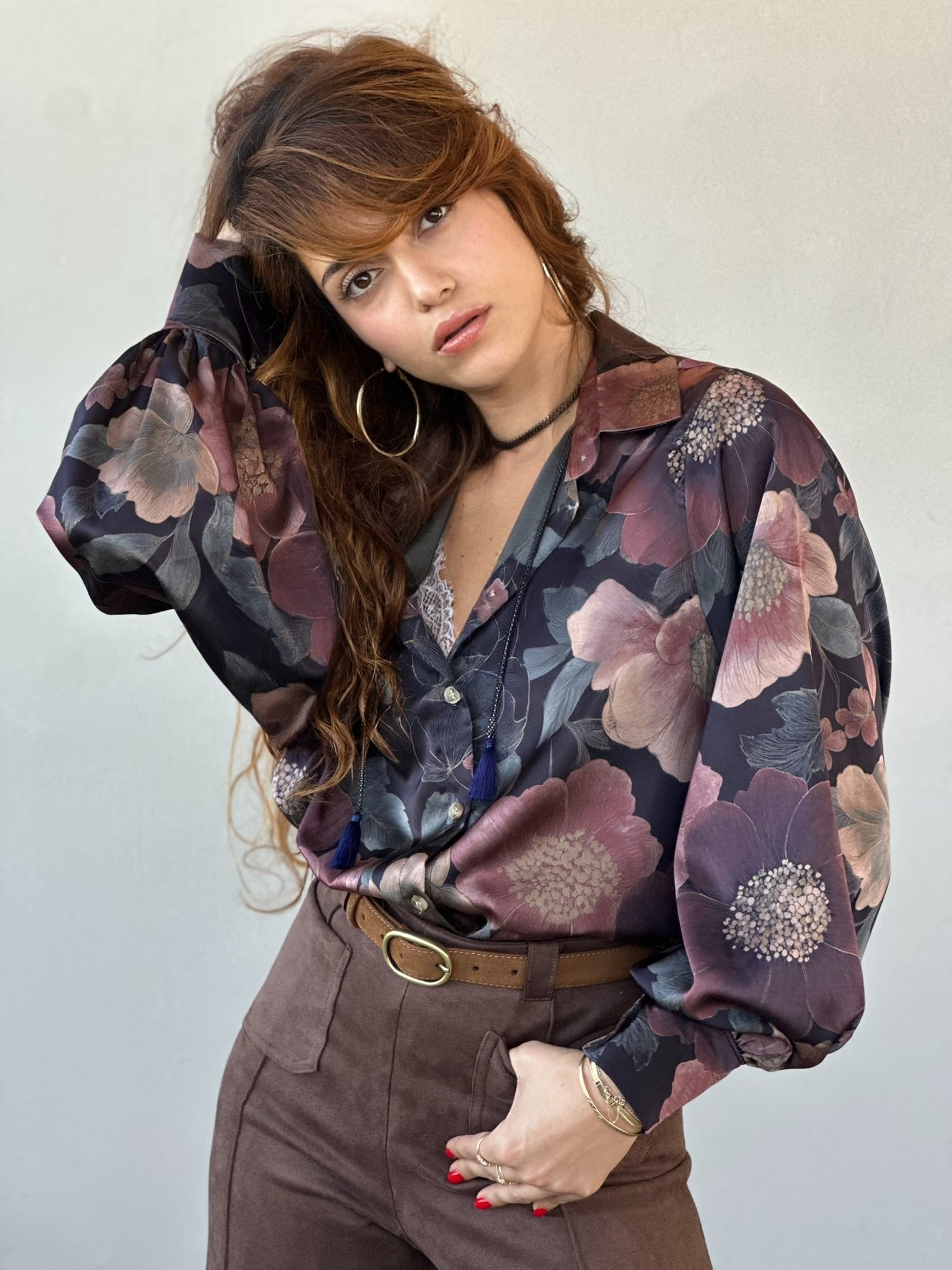 חולצת פריסיליה - שחור פרחים גדולים ורודים