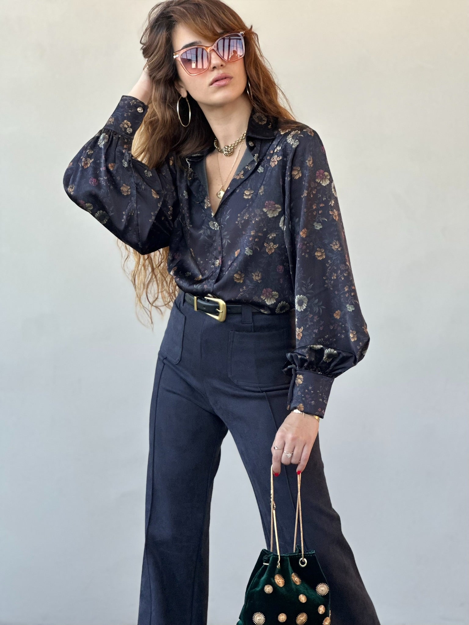 חולצת פריסיליה - שחור כחלחל פרחים קטנים