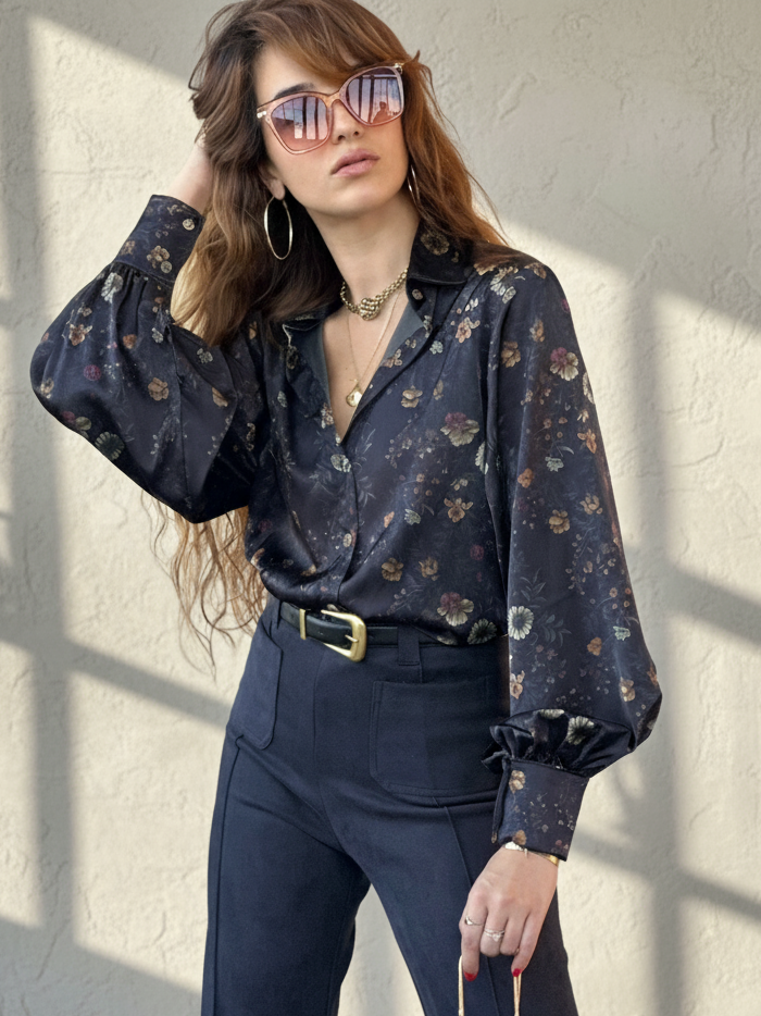 חולצת פריסיליה - שחור כחלחל פרחים קטנים