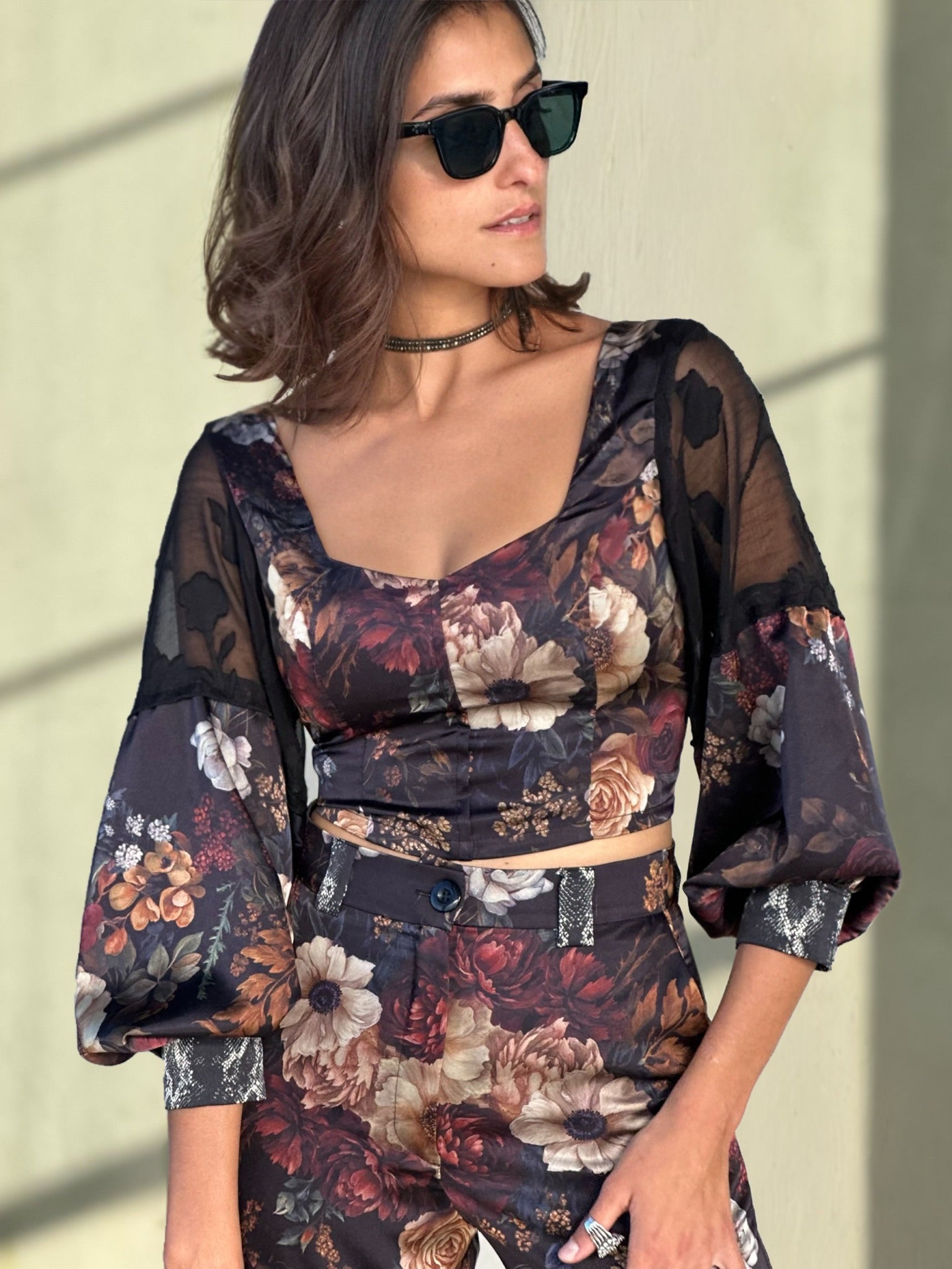 טופ ססילה - שחור פרחים ויקטוריאני