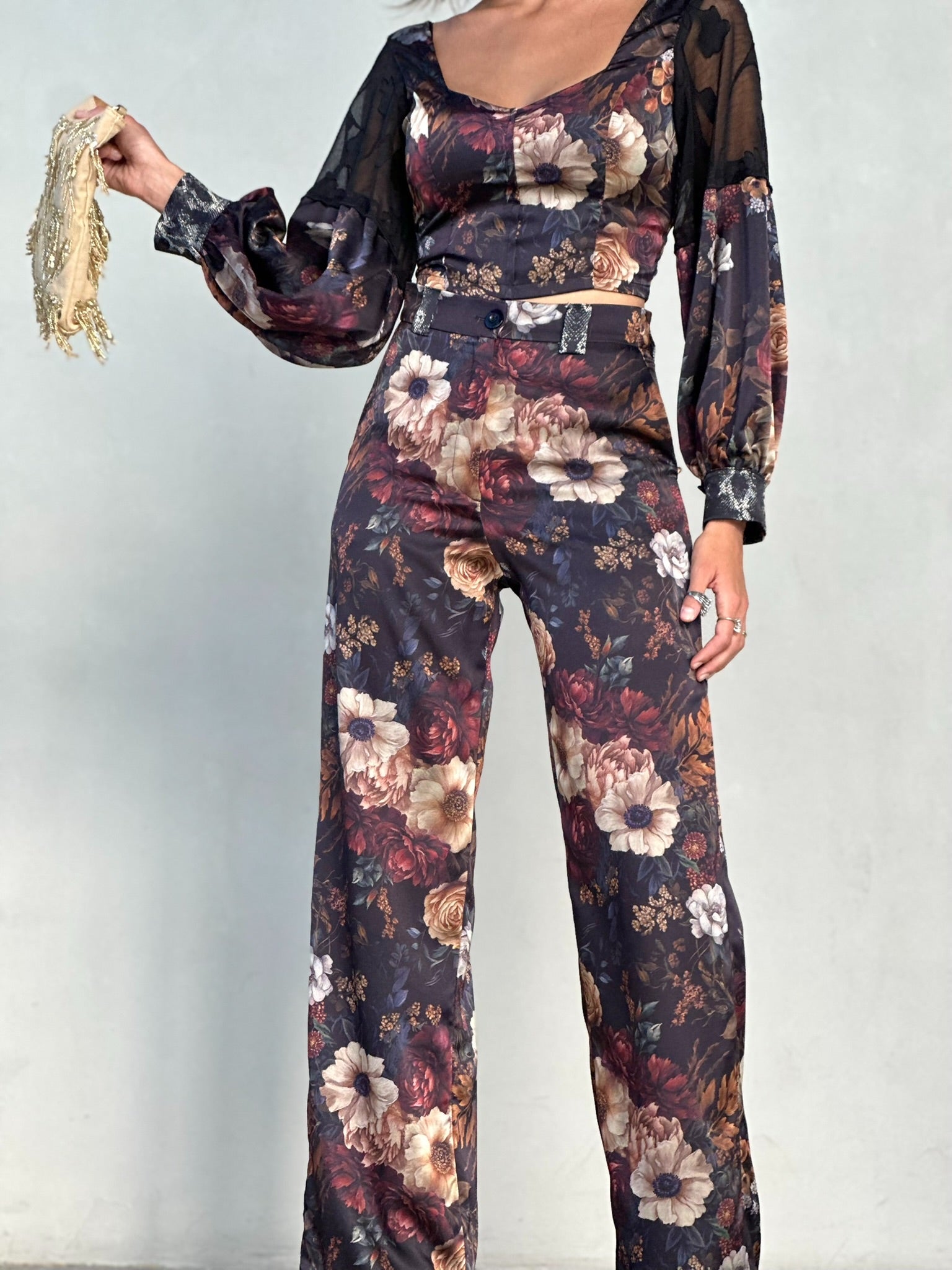 מכנסי ססילה - שחור פרחים ויקטוריאני