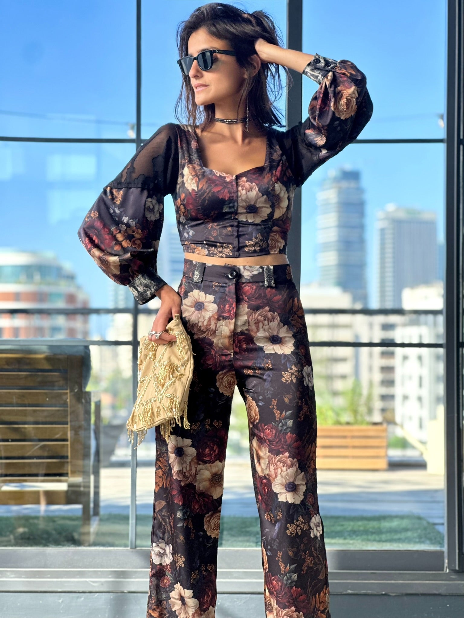 טופ ססילה - שחור פרחים ויקטוריאני