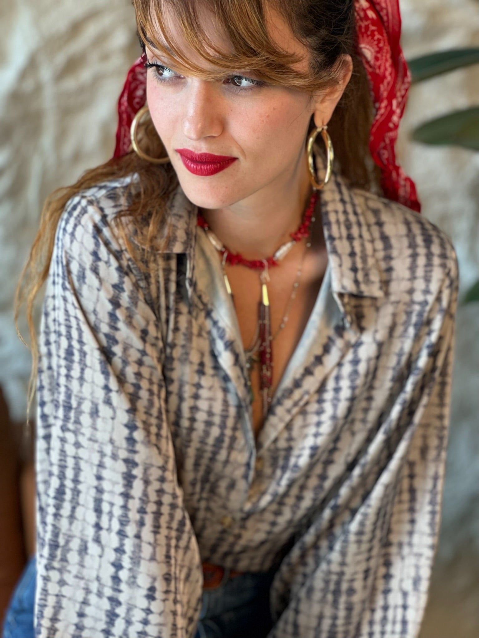 חולצת פריסיליה - שמנת אפור בטיק