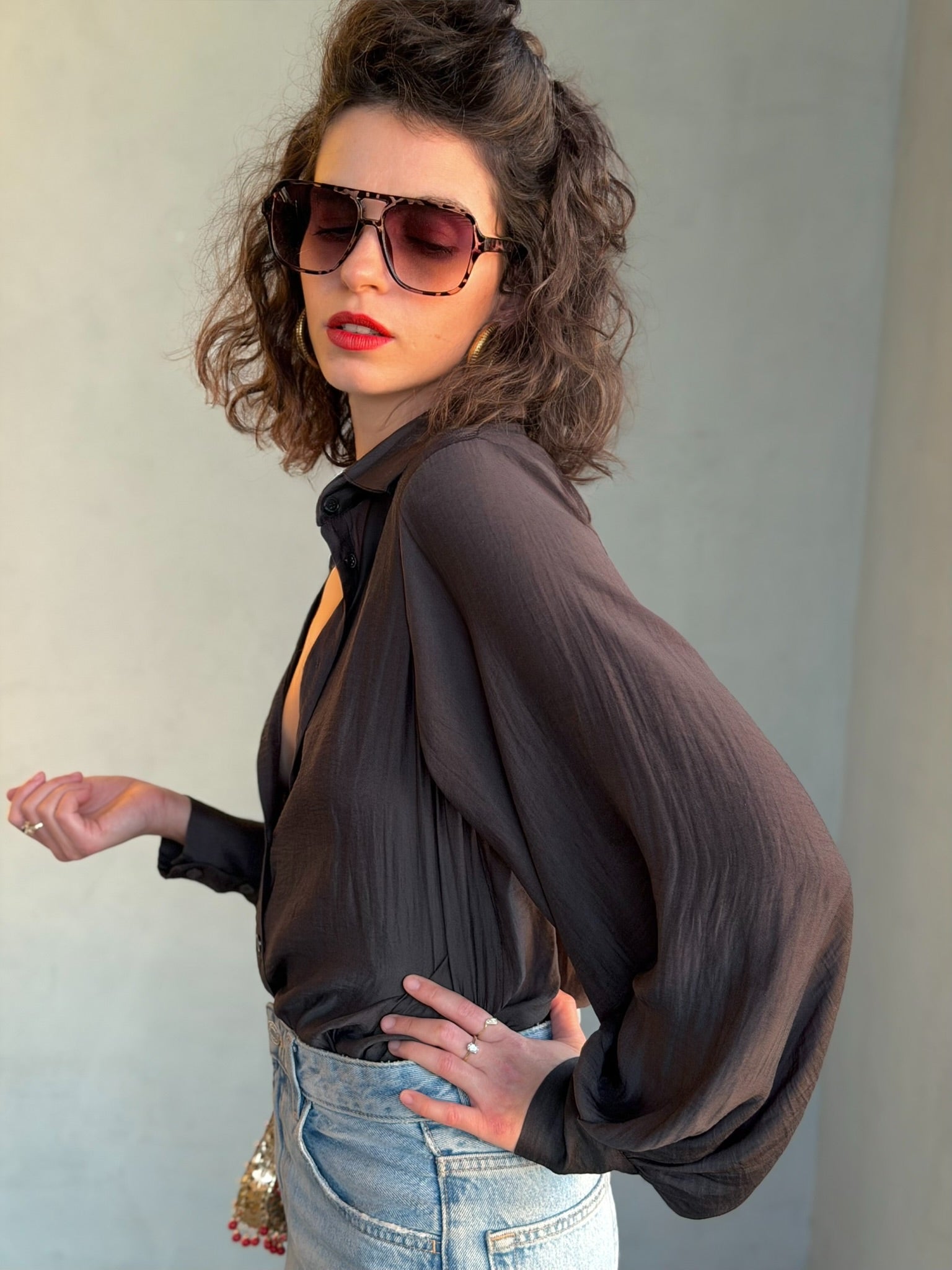 חולצת פריסיליה - שחור דהוי