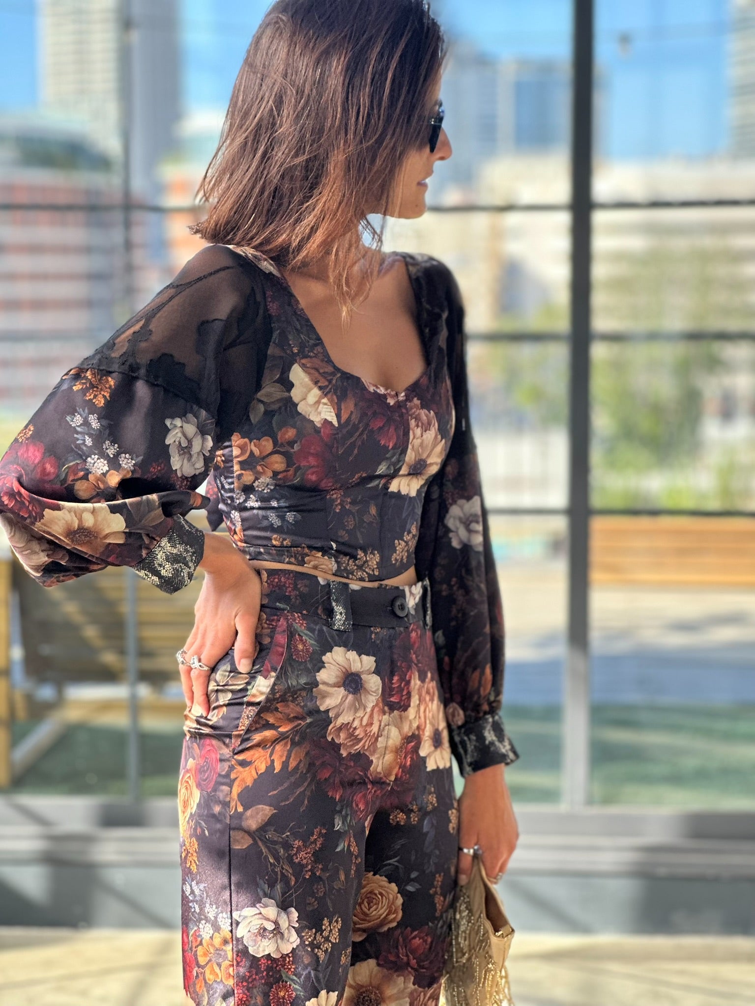 טופ ססילה - שחור פרחים ויקטוריאני