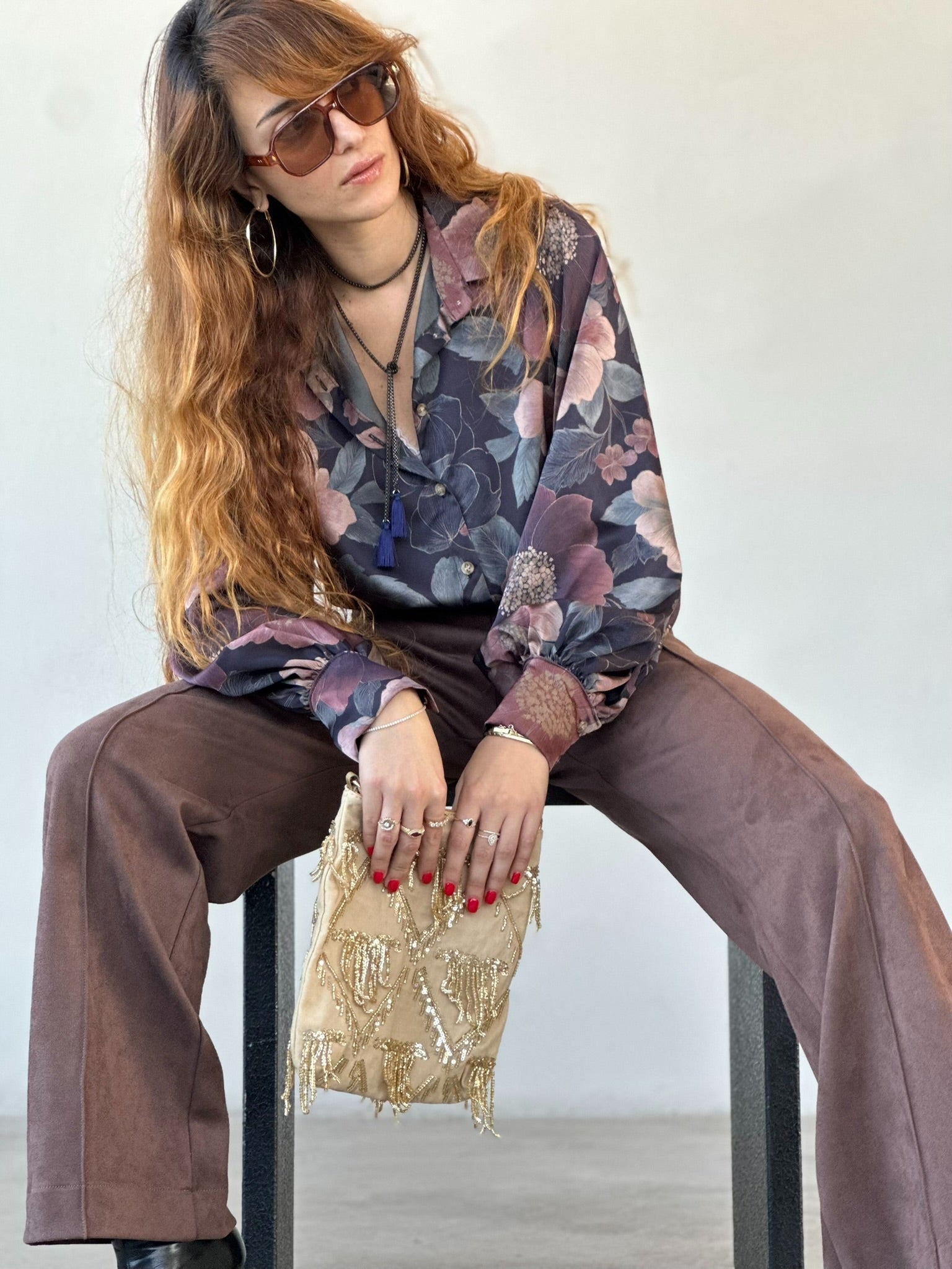 חולצת פריסיליה - שחור פרחים גדולים ורודים