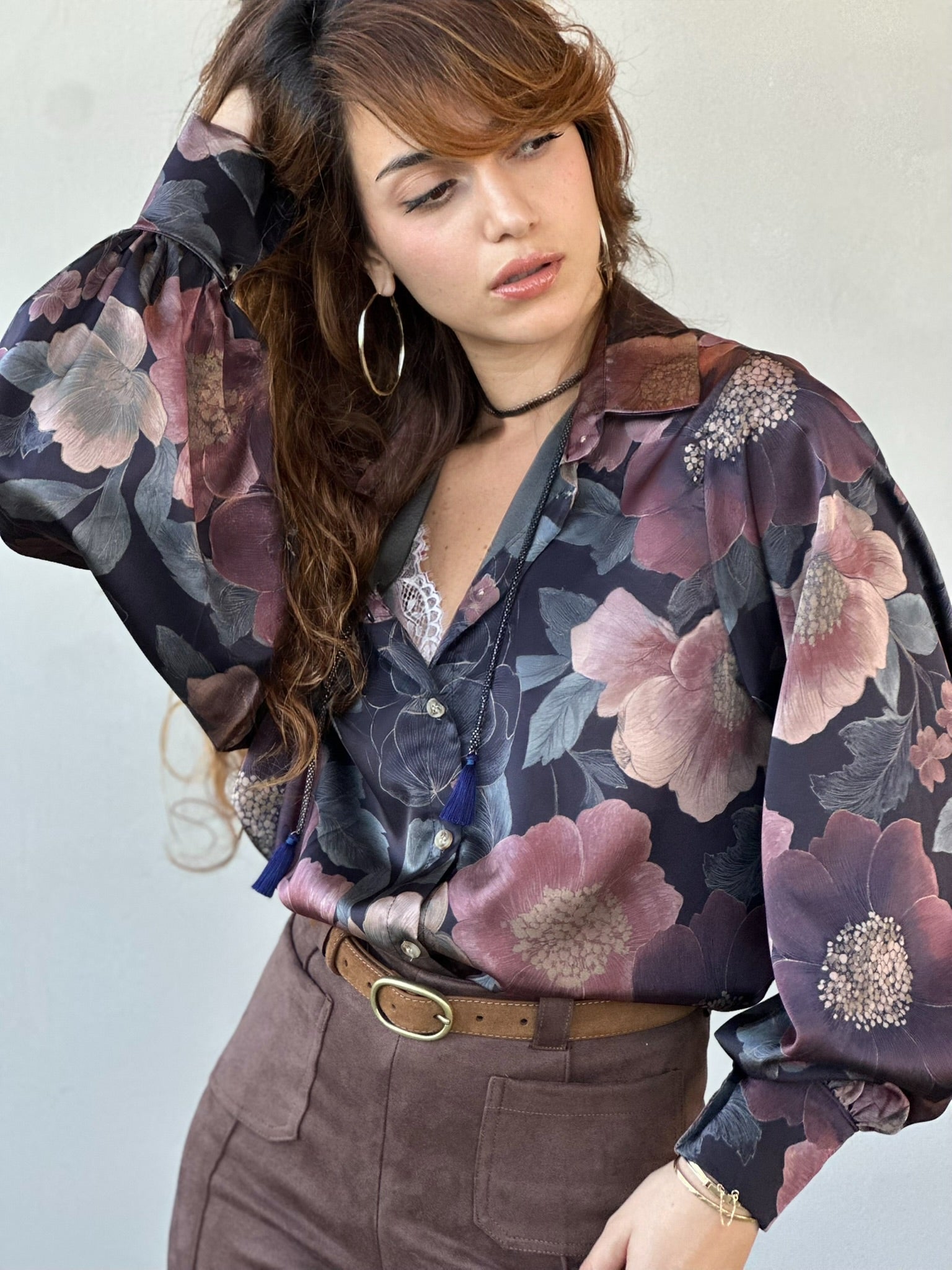 חולצת פריסיליה - שחור פרחים גדולים ורודים