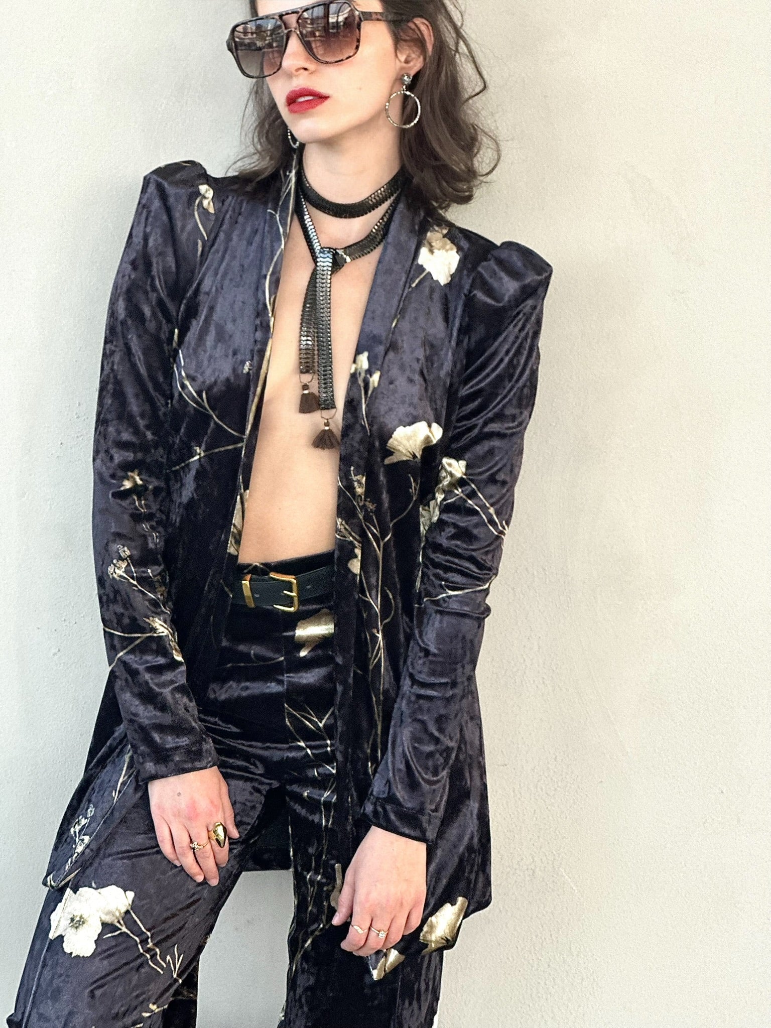 עליונית ברלין קטיפה - שחור כחלחל ופרחים שמנת