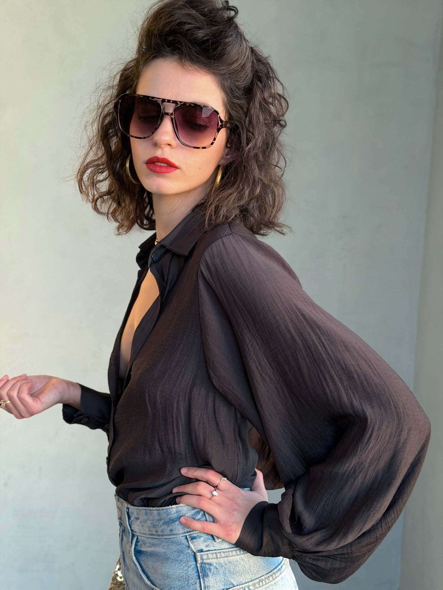 חולצת פריסיליה - שחור דהוי