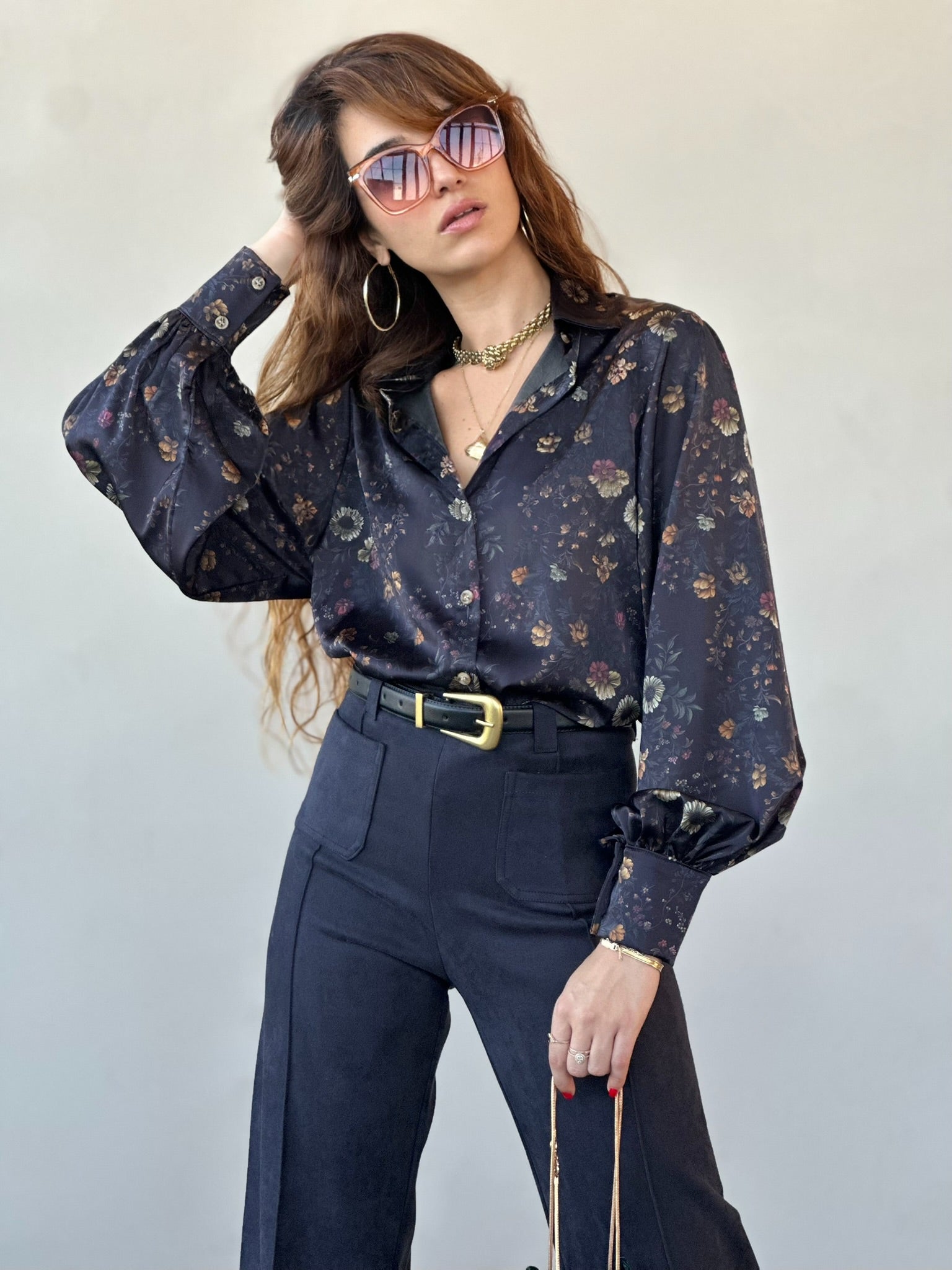 חולצת פריסיליה - שחור כחלחל פרחים קטנים