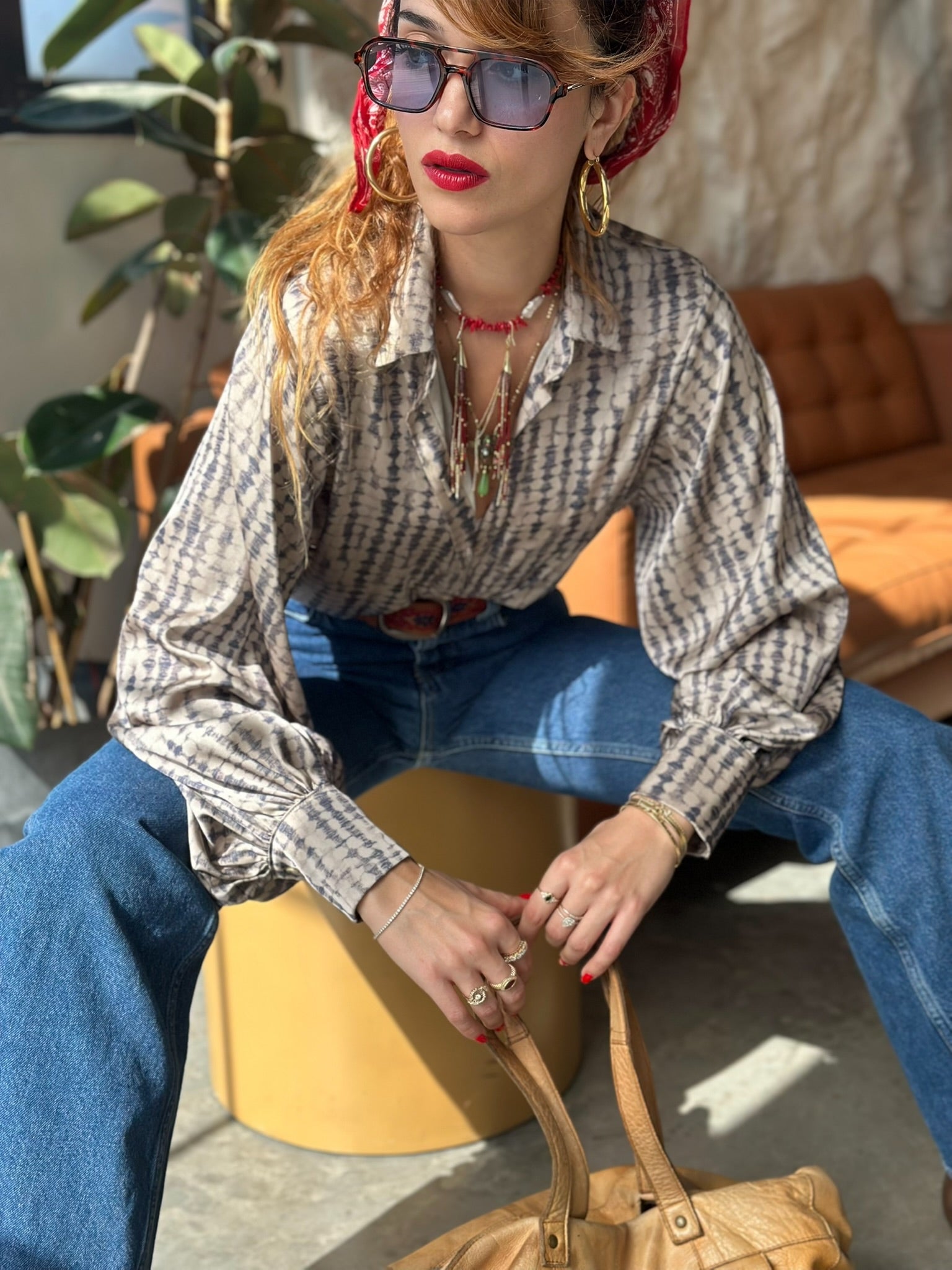 חולצת פריסיליה - שמנת אפור בטיק