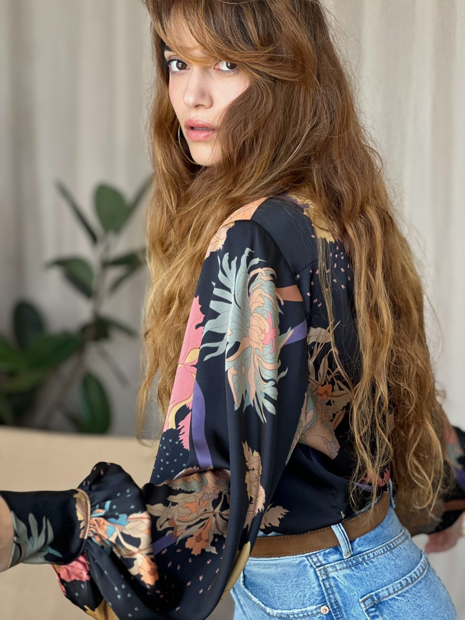 חולצת פריסיליה - שחור גלקטי