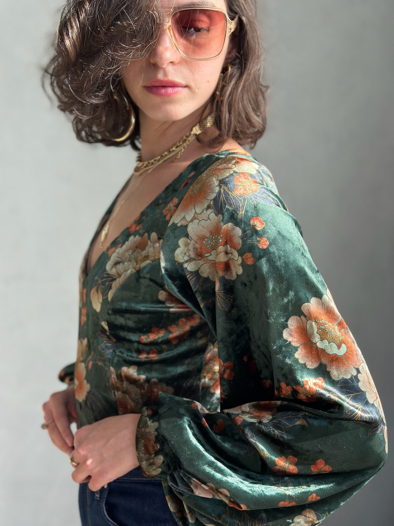 חולצת סופיה קטיפה פרינט ירוק בקבוק פרחוני