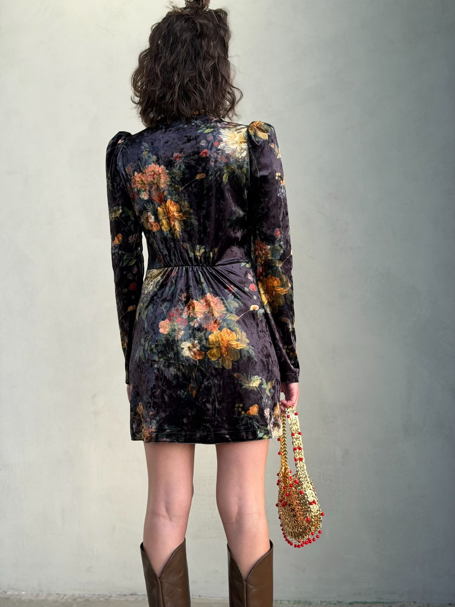 שמלת ברלין - שחור פרחים ויקטוריאני