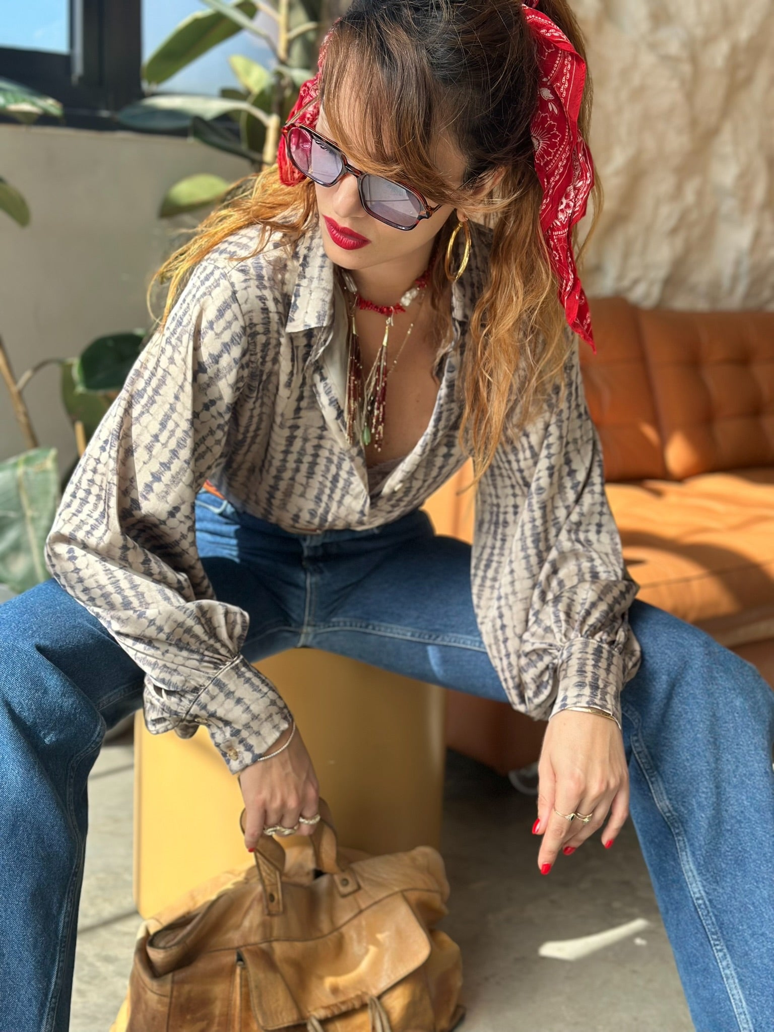 חולצת פריסיליה - שמנת אפור בטיק