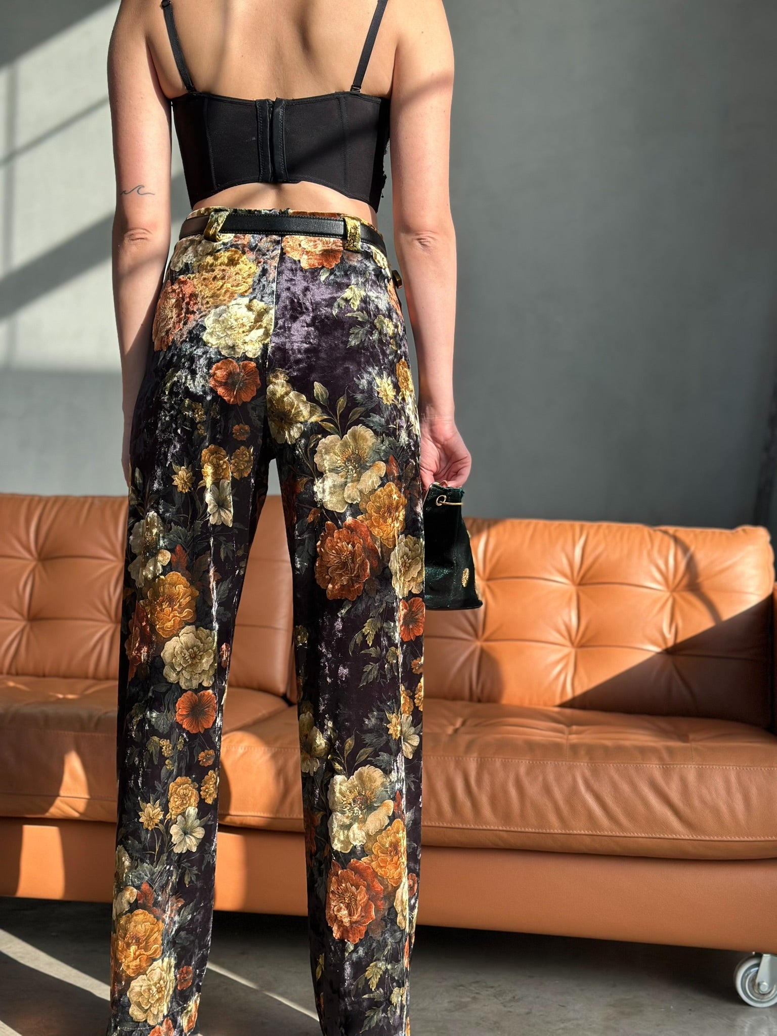 מכנסי ברלין - שחור פרחים ויקטוריאני