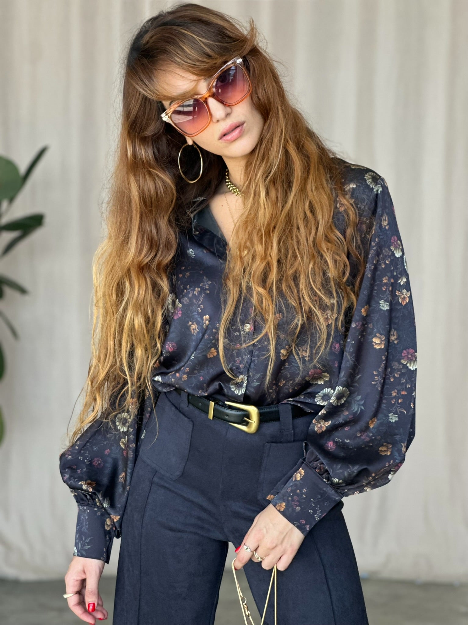 חולצת פריסיליה - שחור כחלחל פרחים קטנים