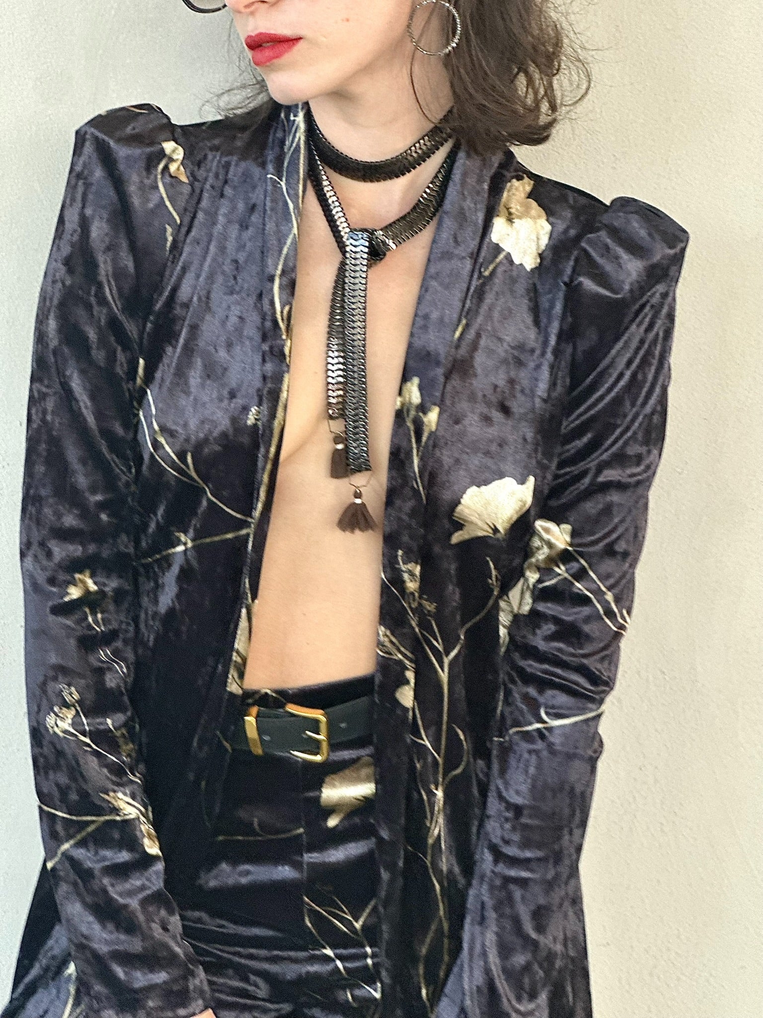 עליונית ברלין קטיפה - שחור כחלחל ופרחים שמנת