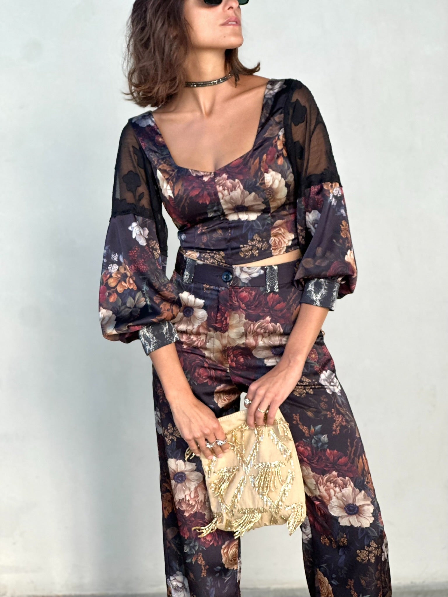 טופ ססילה - שחור פרחים ויקטוריאני