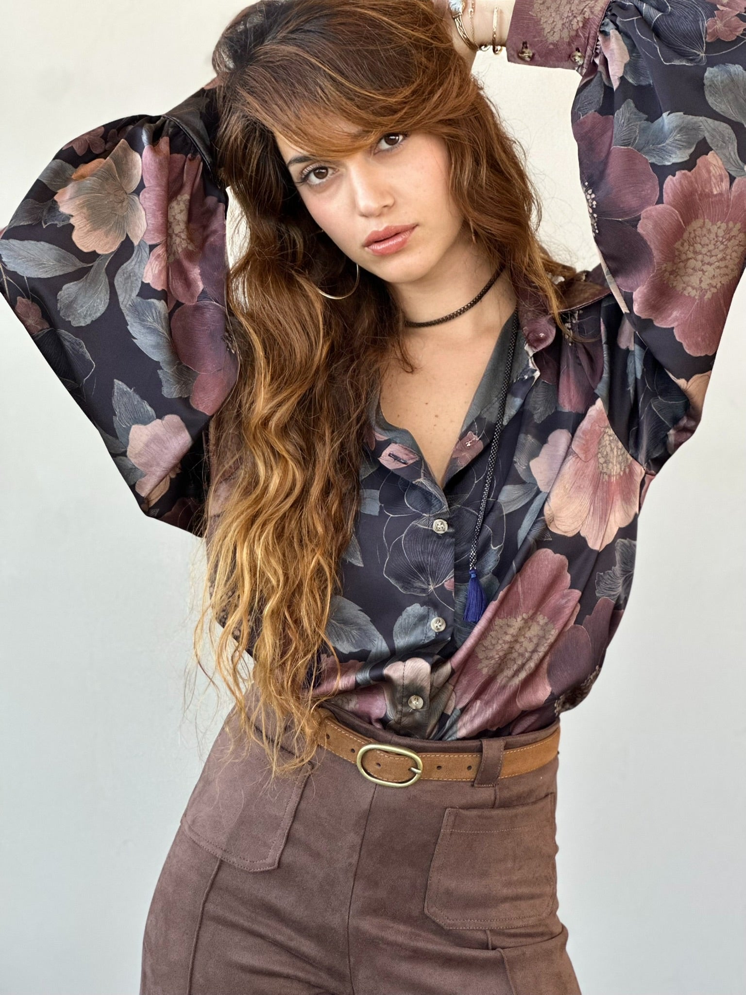 חולצת פריסיליה - שחור פרחים גדולים ורודים