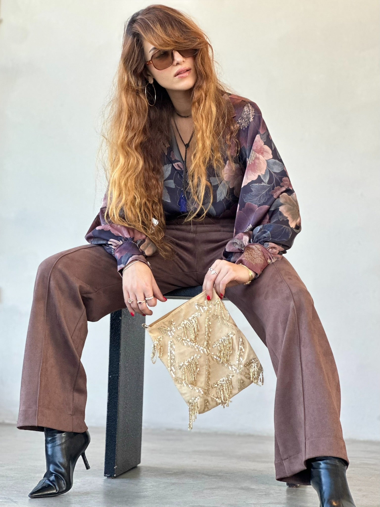 חולצת פריסיליה - שחור פרחים גדולים ורודים