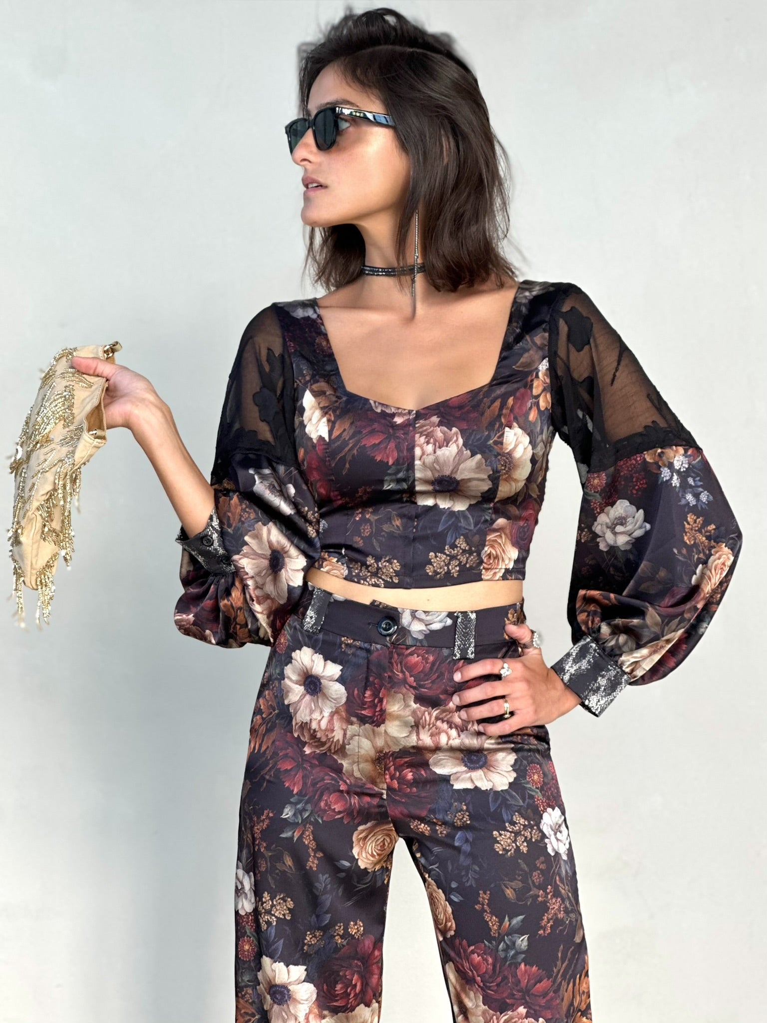 טופ ססילה - שחור פרחים ויקטוריאני