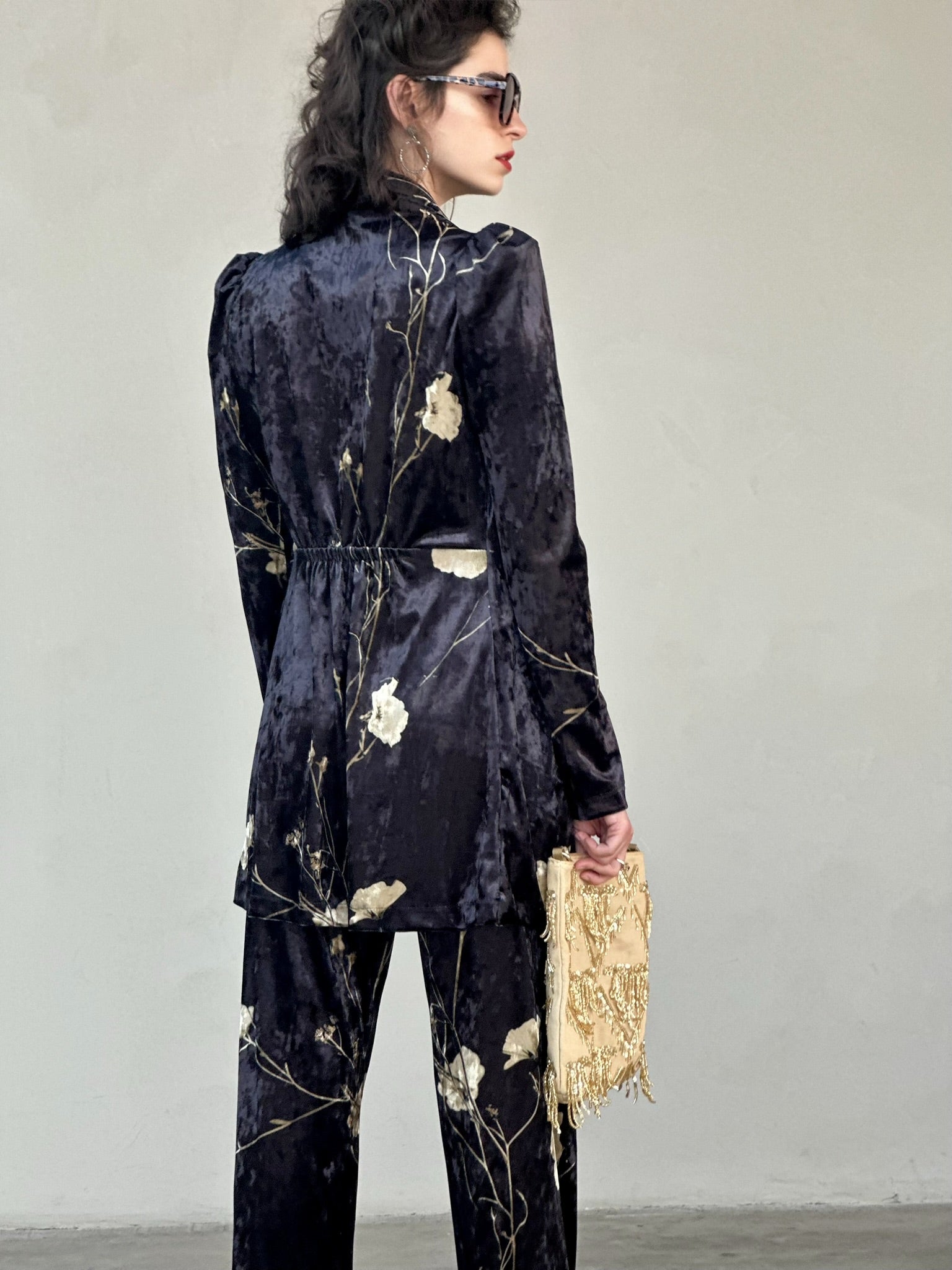 עליונית ברלין קטיפה - שחור כחלחל ופרחים שמנת