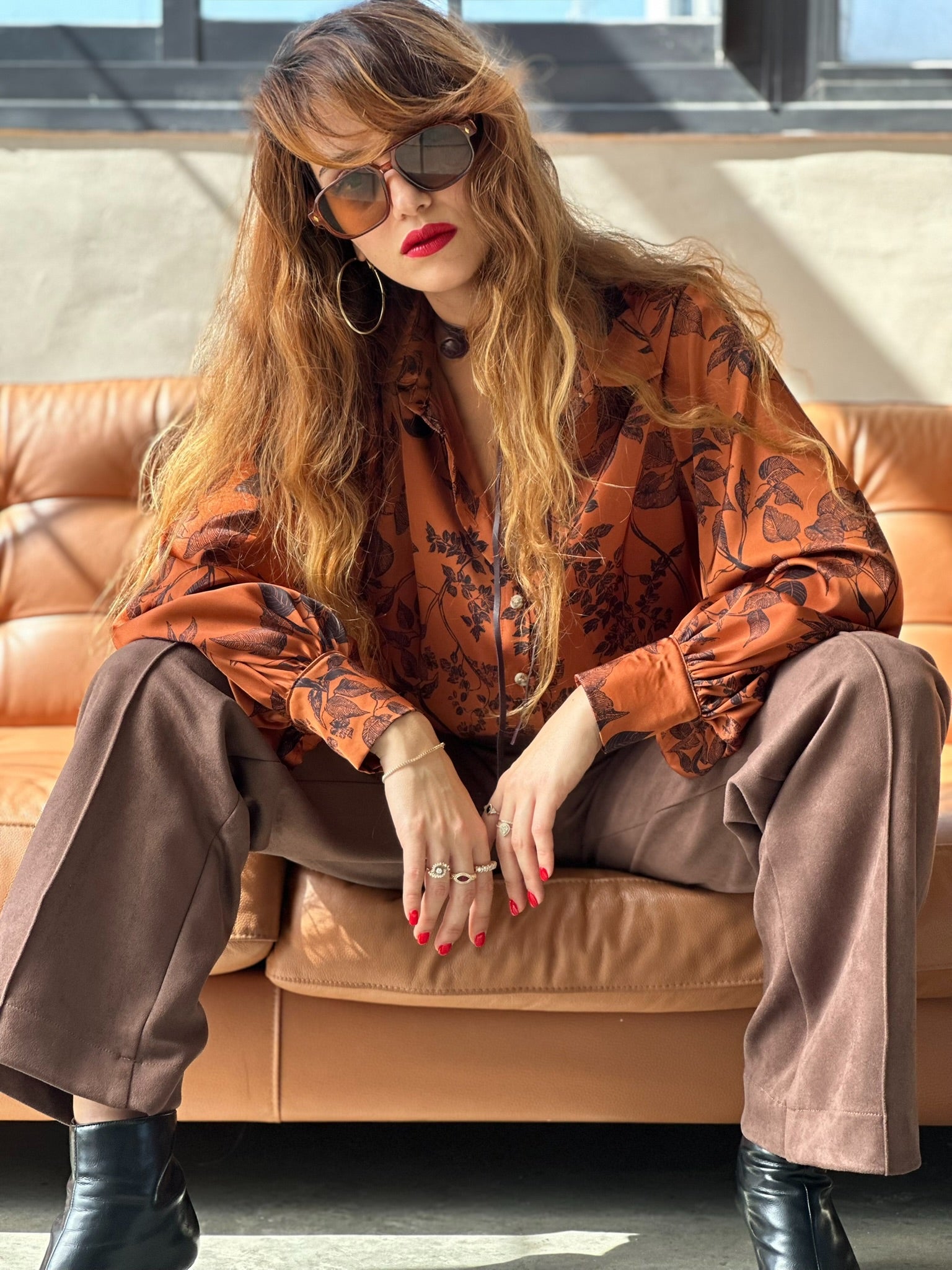 חולצת פריסיליה - בריק כתום פרחים שחורים