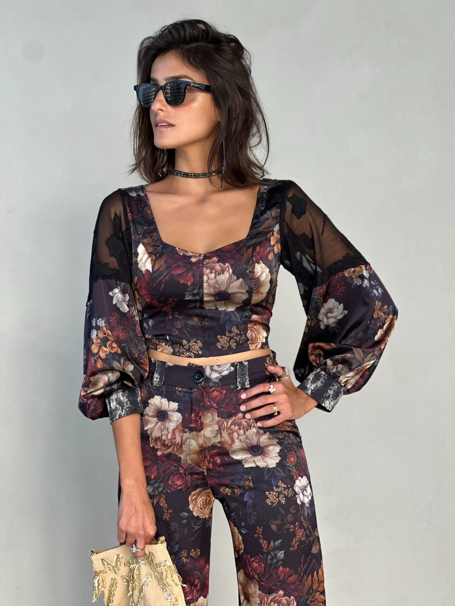 טופ ססילה - שחור פרחים ויקטוריאני