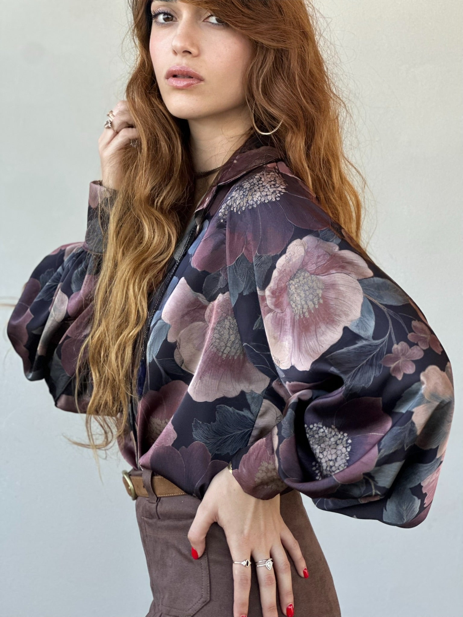 חולצת פריסיליה - שחור פרחים גדולים ורודים