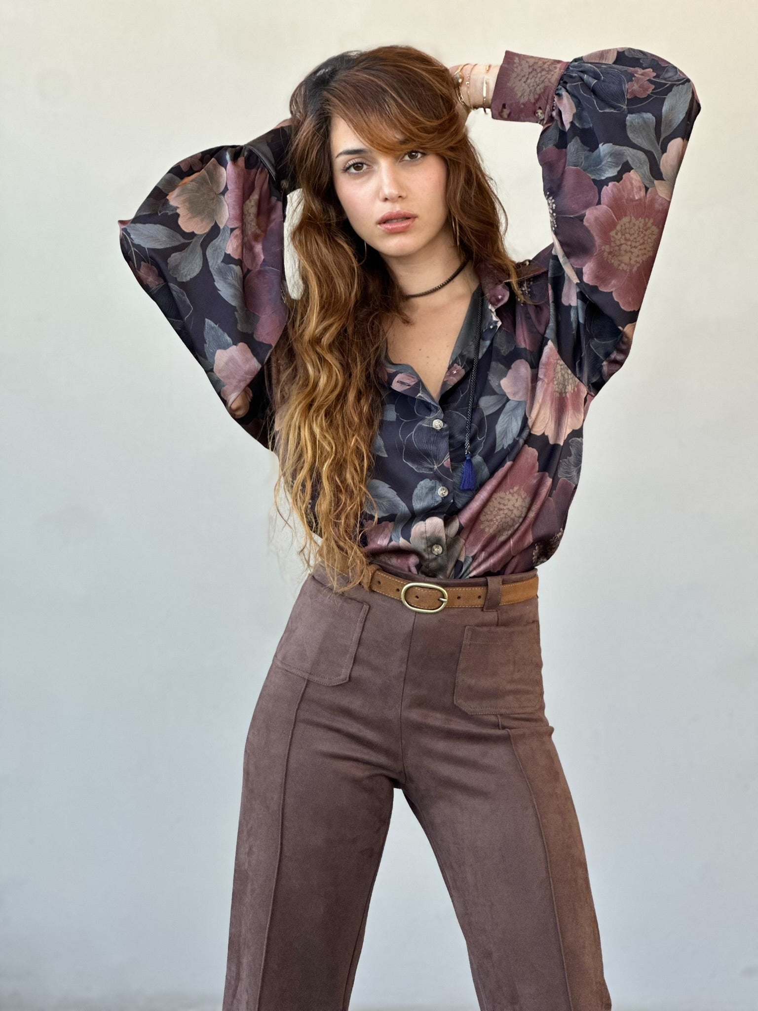 חולצת פריסיליה - שחור פרחים גדולים ורודים