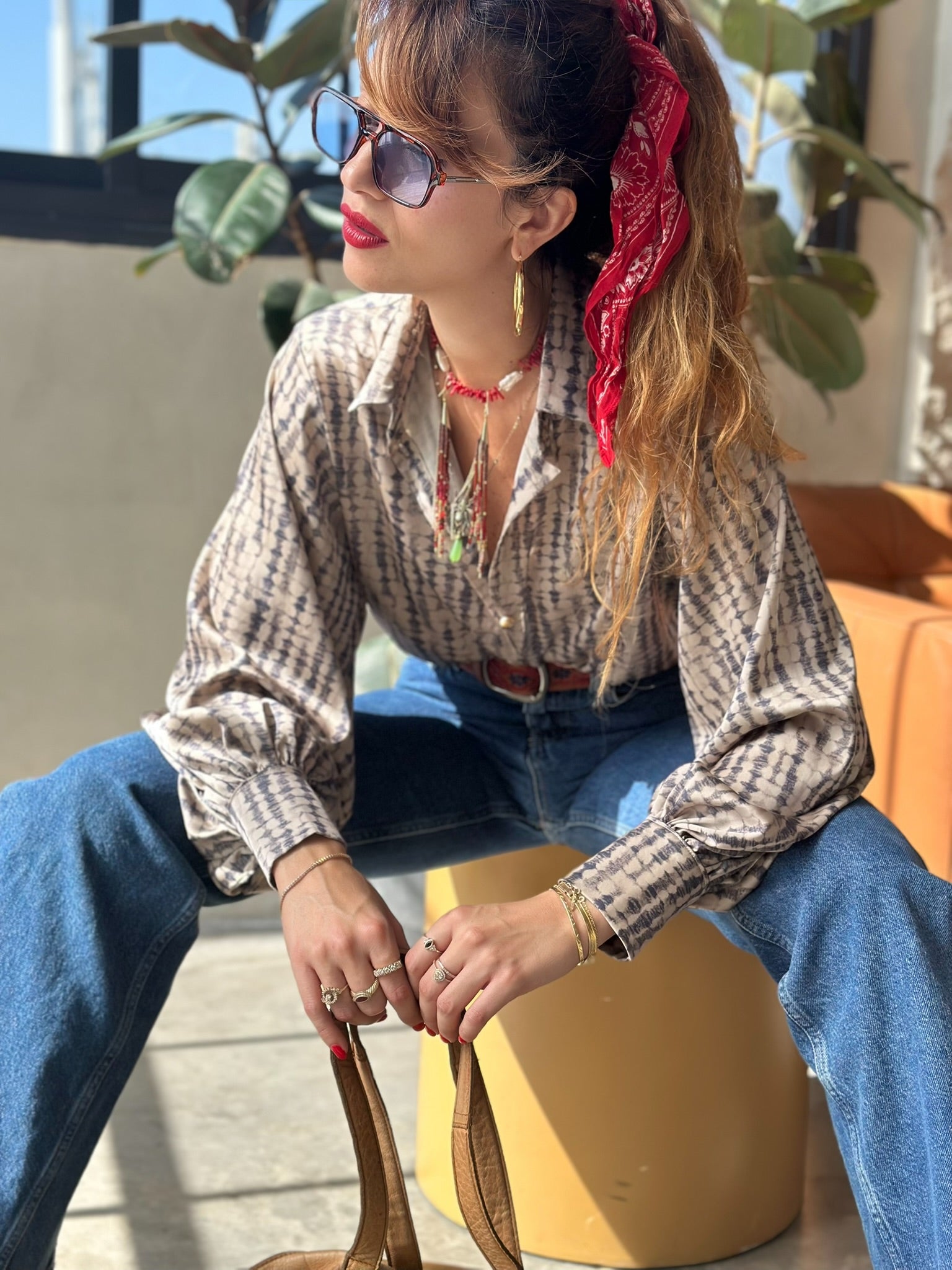 חולצת פריסיליה - שמנת אפור בטיק