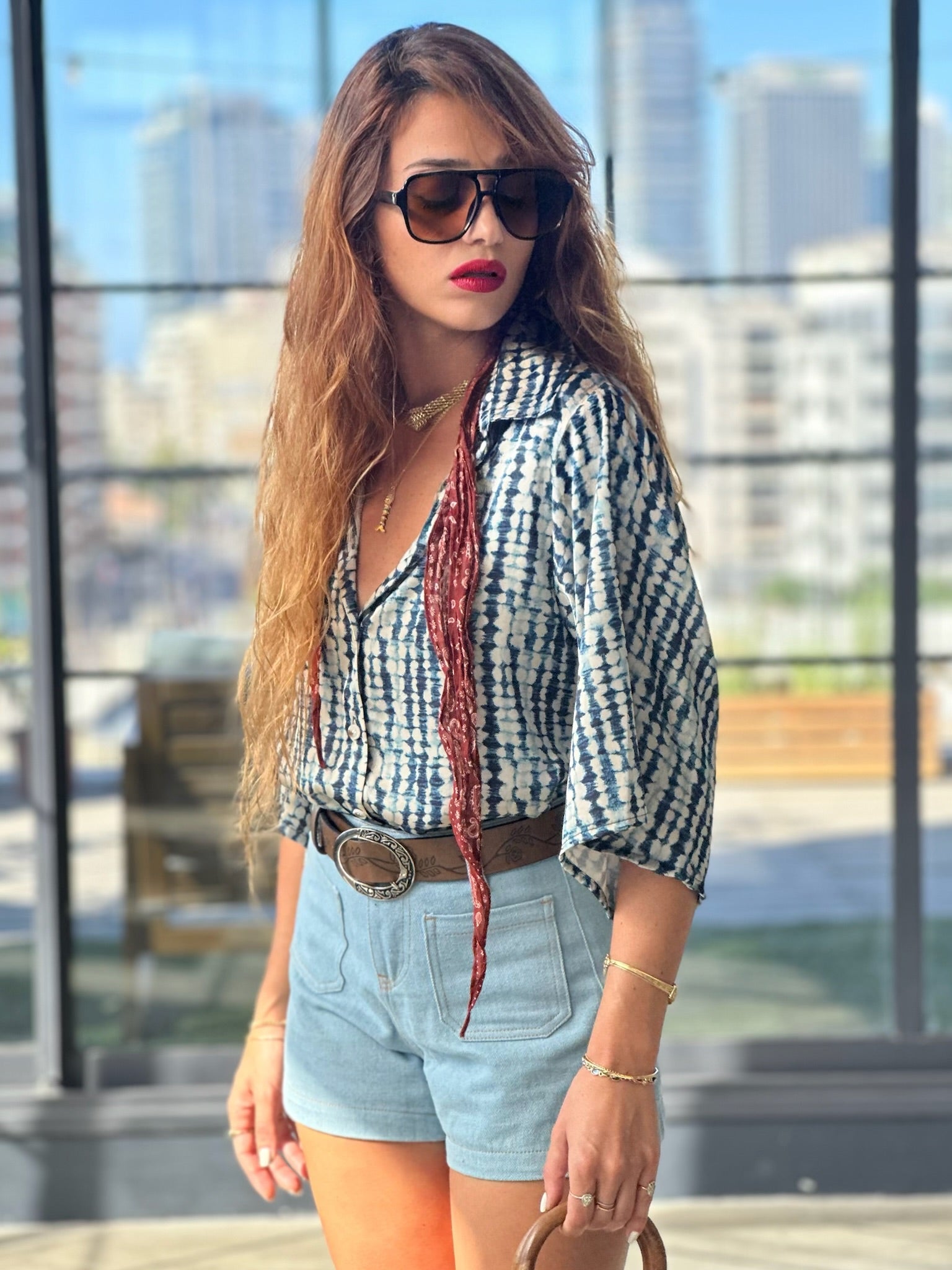 מכופתרת קמילה - בטיק פסים שמנת כחול