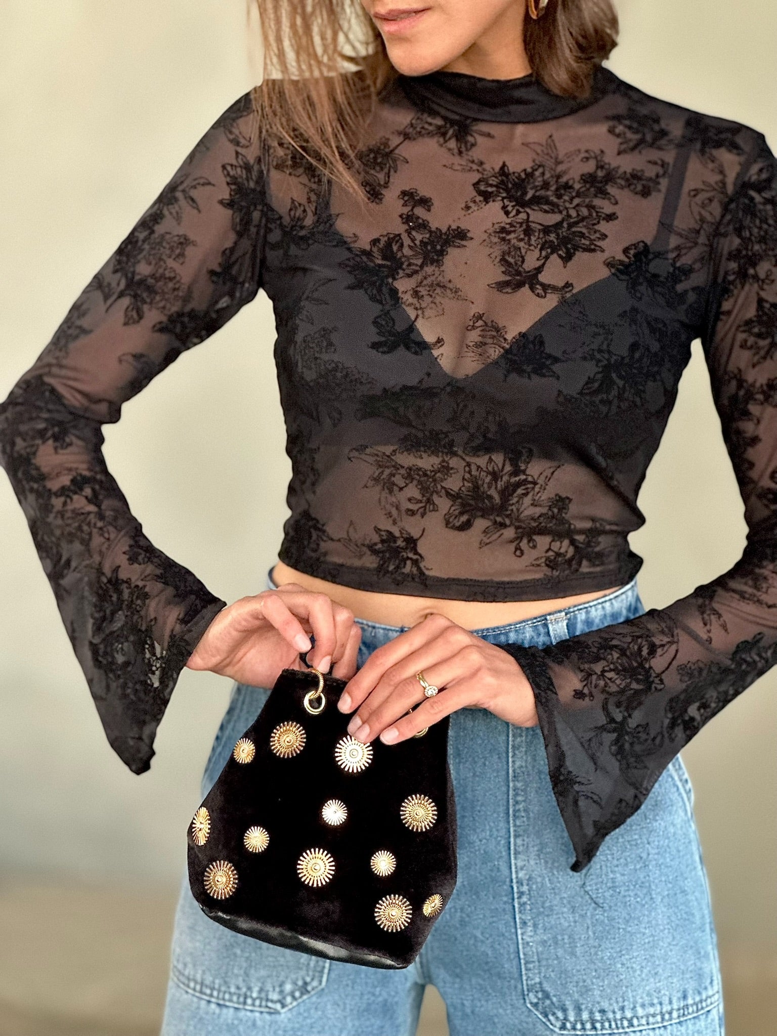 ניקה שחורה שקפקפה פרחי קטיפה