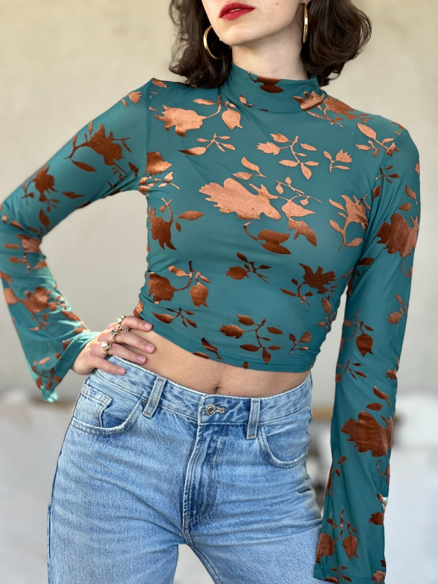 ניקה טורקיז וקטיפה חומה