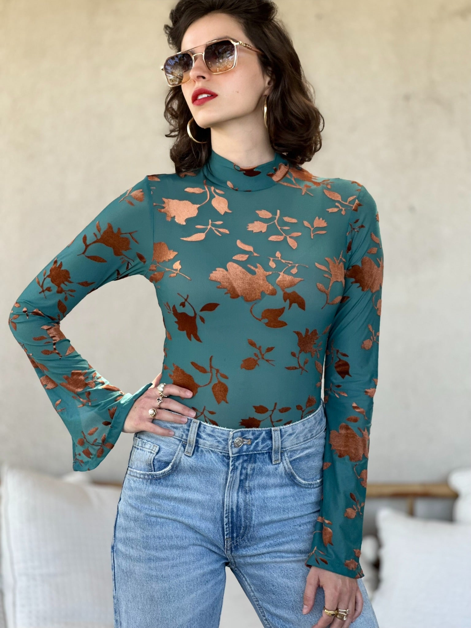 ניקה טורקיז וקטיפה חומה